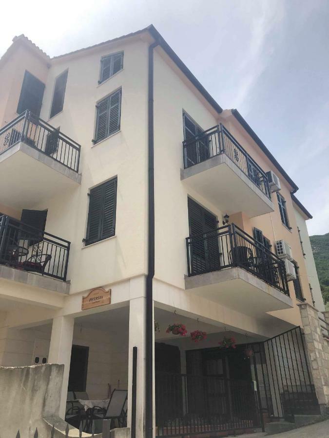Apartmani Petrija Prčanj Exteriör bild