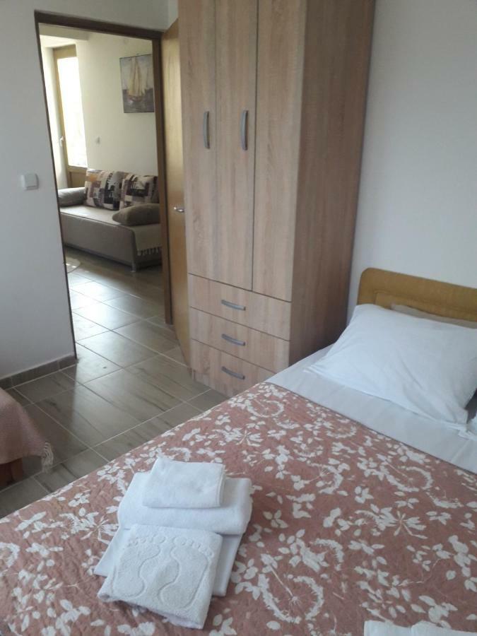 Apartmani Petrija Prčanj Exteriör bild